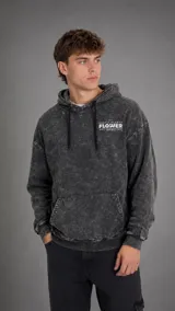 Hoodie de algodón con efecto lavado ácido en color gris oscuro. Presenta capucha con cordones ajustables, bolsillo tipo canguro frontal y estampado gráfico en el pecho con la leyenda 'Exotic Plants Flower'.