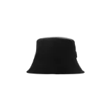 Gorro tipo bucket negro de Prada, confeccionado en nylon con el característico logo triangular esmaltado en la parte frontal.
