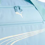 Bolso deportivo Puma de tamaño pequeño, color celeste con detalles en blanco y base negra. Cuenta con compartimento principal con cierre, bolsillo frontal, bolsillo lateral de red y asas dobles con correa ajustable.