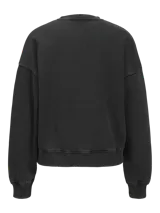 Buzo de cuello redondo color negro con lavado desgastado, de manga larga y fit relajado. Presenta una gran estampa frontal con la leyenda 'WILD & FREE' y gráficos de estilo vintage inspirados en el motociclismo.