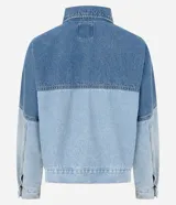 Campera de jean con diseño bicolor, confeccionada en algodón. Presenta cuello polo, cierre frontal con botones, mangas largas y bolsillos aplicados en el frente con recortes estructurados.