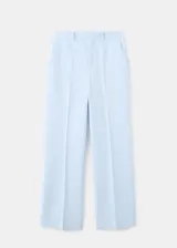 Pantalón de traje color celeste de tiro medio y diseño recto, con bolsillos laterales y cierre oculto.