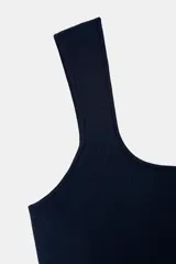 Top ajustado color blanco hueso, con escote cuadrado y tirantes anchos.