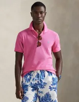 Remera polo de algodón color rosado, corte Custom Slim Fit, manga corta y cuello con botones. Cuenta con el logo bordado en el pecho.