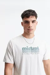 Remera básica de algodón color gris claro, con cuello redondo y logo estampado en el pecho en tonos verdes.