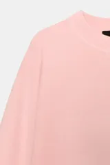 Jersey de punto liso con cuello redondo y manga larga, con detalle de costura en forma de V en el cuello.