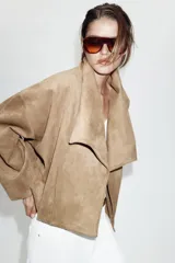 Chaqueta de efecto ante con cuello solapa envolvente, manga larga con hombro caído y bajo con elástico interior. Cuenta con bolsillos laterales ocultos en costura y forro interior.