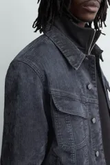 Cazadora cropped fit de pana de algodón color azul marino, con cuello solapa, manga larga con puño de botón, bolsillos de solapa en el pecho y bolsillos de vivo en la cadera. Cierre frontal de botonadura.