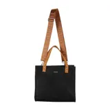 Cartera de mano y bandolera Terrano, de formato cuadrado y cuerpo soft color negro. Presenta manijas cortas fijas y una correa larga ajustable color suela con el nombre de la marca estampado. Incluye logo metálico en el frente.