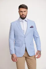 Blazer celeste de corte slim fit, con solapa de muesca, cierre de un botón, dos bolsillos delanteros con solapa y un bolsillo en el pecho con pañuelo de bolsillo estampado.