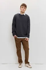 Sweater gris oscuro de punto con cuello redondo, manga larga y puños y dobladillo acanalados.