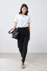 Pantalón de vestir negro de corte recto, con pinzas, tiro alto y cinturón con hebilla forrada.