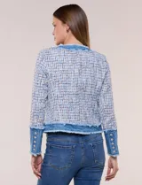 Chaqueta de tweed multicolor con textura tramada y detalles de denim deshilachado en la solapa, bolsillos y puños. Cuenta con escote redondo, frente abierto y bolsillos frontales.