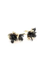 Aros tipo caravanas dorados con diseño de flores de metal y pétalos de tela negra en capas.
