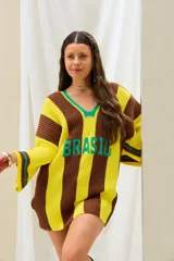 Remerón tejido de punto oversize, con diseño a rayas verticales marrones y amarillas, escote en V con ribete verde y la palabra "BRASIL" estampada en el frente.