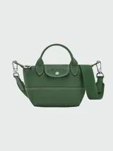 Bolso crossbody modelo Le Pliage Xtra XS de Longchamp, confeccionado en cuero negro con diseño compacto, asas cortas superiores y correa larga ajustable y extraíble.