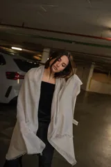 Pashmina de tejido ligero con acabado metalizado en tono oscuro, con bordes desflecados.