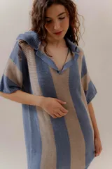 Vestido corto tejido a rayas verticales color crudo y rojo, con cuello polo abierto y mangas cortas. Confeccionado en Uruguay con 50% poliéster y 50% algodón.