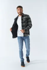 Sobrecamisa de viyela a cuadros rojos y azules con interior capitoneado, corte regular, manga larga, cierre con botones, bolsillos frontales y logo en grifa de cuero.