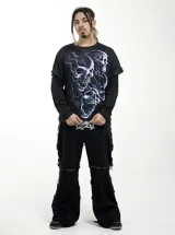 Remera de manga larga con diseño de calaveras y llamas en tonos azules sobre fondo negro. Presenta un corte recto y un estilo urbano con estampado sublimado.