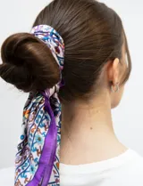 Pañuelo cuadrado de satén con estampado multicolor de estilo barroco y bordes en color violeta.