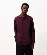 Camisa masculina de manga larga con cuello estructurado y cierre frontal de botones. Confeccionada en tejido de sarga con textura sutil, corte regular y acabado elástico para mayor comodidad.