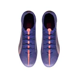 Championes de fútbol Puma Ultra 5 Ultimate FG, color violeta con detalles en naranja y azul.