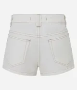 Short de sarga color blanco roto, modelo micro, con trabillas en la cintura, cierre tradicional, bolsillos y tachuelas aplicadas desde los bolsillos hasta los laterales. Presenta costura aparente en contraste.