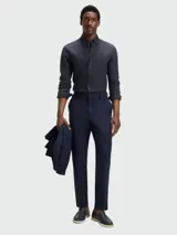 Camisa de lino de corte slim fit en color celeste, con cuello abotonado y mangas largas.