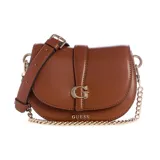 Cartera bandolera Guess modelo Carrie Mini, de color marrón con acabado en símil cuero. Cuenta con solapa frontal, herrajes dorados, detalle de la letra G en el cierre y correa ajustable combinada con cadena.