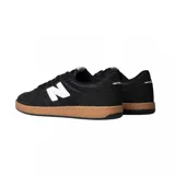 Championes New Balance modelo NM 440, color negro con logo blanco y suela marrón.