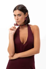 Collar corto compuesto por una combinación de piedras reconstituidas, piedras naturales y cristales checos en tonos rojos, azules y turquesas. Cuenta con un cierre de cadena de acero quirúrgico ajustable.