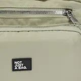 Bandolera color verde oliva, de tamaño pequeño, con correa larga regulable, múltiples bolsillos con cierre y logo de la marca en la parte inferior.