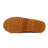 Pantufla de cuero gamuzado color camel con plataforma dentada y detalle de cinta tejida decorativa en el borde superior.