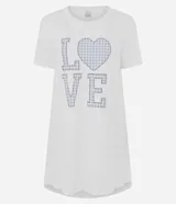 Camisón corto de viscolycra blanca con cuello redondo, manga corta y estampa frontal de la palabra 'LOVE' con un corazón de diseño vichy azul.