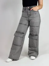 Pantalón gris de jean, corte wide leg, con bolsillos cargo laterales.