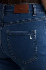 Jean de corte recto y tiro medio, confeccionado en denim azul clásico con costuras a tono.