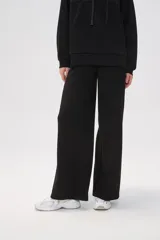 Pantalón negro de poliéster, corte recto y tiro alto.