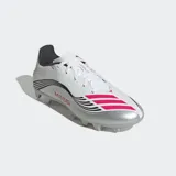 Championes de fútbol Adidas F50 Messi Club, color blanco con detalles en plateado y rosa.