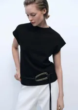Jersey de punto fino color negro, con cuello redondo, diseño recto y sin mangas.