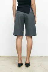 Bermuda gris de corte sastrero.