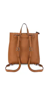 Mochila de diseño moderno y funcional, confeccionada en símil cuero con textura granulada. Cuenta con un bolsillo frontal con broche, cierre principal superior, manija superior y correas ajustables. Incluye logo de la marca grabado en el frente.