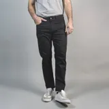 Pantalón negro de corte recto, con cinco bolsillos y confeccionado en algodón y elastano.