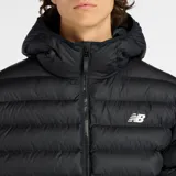 Campera acolchada tipo puffer con capucha, color negro, con cierre frontal bidireccional y logo de la marca estampado en el pecho. Cuenta con mangas largas y puños elásticos.
