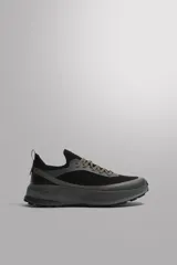 Zapatilla deportiva Zara Athleticz de color negro, diseñada para correr y uso diario. Cuenta con parte superior de tejido de punto transpirable, refuerzos en puntera y talón con tecnología Shield Protect Max, entresuela Spume Foam V3 y cordones en tonos tierra.