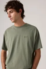 Remera de manga corta Levi's en color verde militar con efecto vintage, cuello redondo y pequeño logo bordado en el pecho.