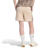 Short deportivo Adidas modelo Seasonal Essentials, color beige con cintura elástica. Presenta las tres tiras laterales con estampado de animal print en tonos marrones y el logo de la marca bordado en la pierna.