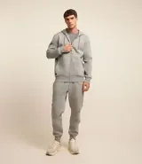 Buzo deportivo negro con capucha, cierre frontal con cremallera, bolsillos laterales y puños ajustados. Confeccionado en tejido de algodón y poliéster.