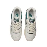 Championes New Balance modelo BB550PTB, color blanco con detalles en verde y azul.