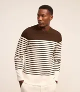 Remera masculina de algodón con cuello redondo y mangas largas. Presenta un diseño a rayas horizontales en blanco y negro, con bloques de color marrón en la parte superior y blanco en la inferior.